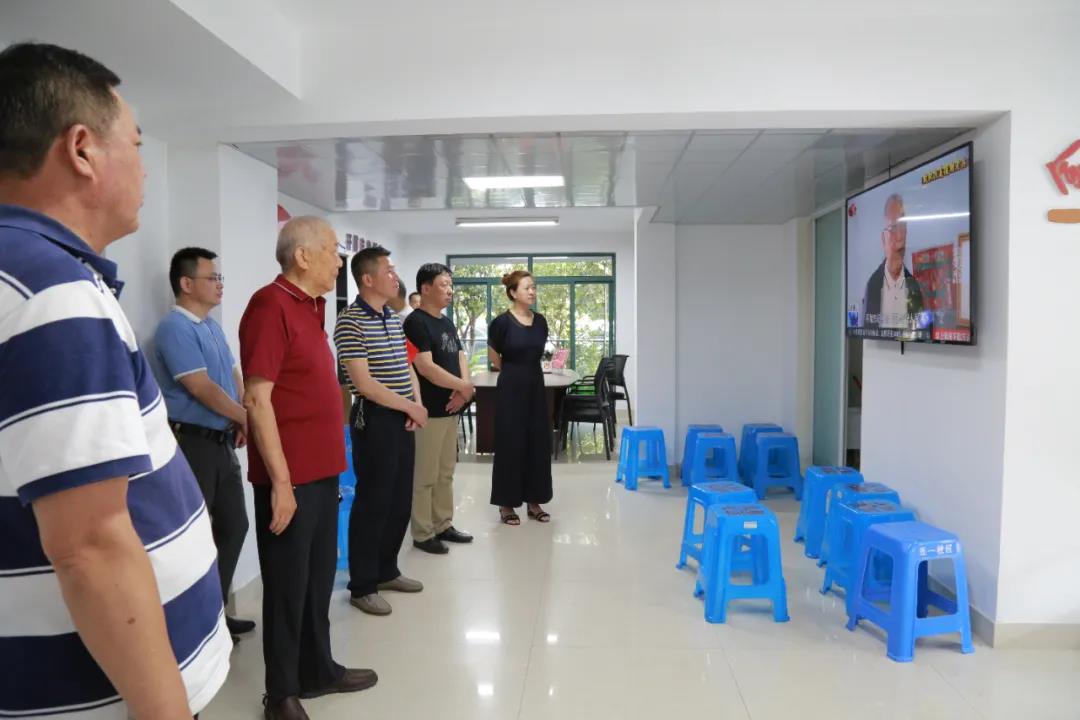 参观了“金色友爱”惠民工作站.jpg
