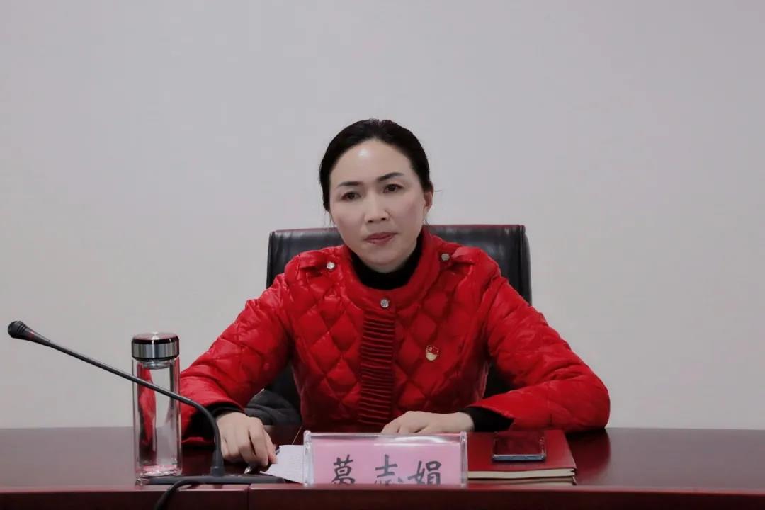 "第一书记"葛志娟指出,作为党的一分子,要始终听党话,跟党走,要始终不